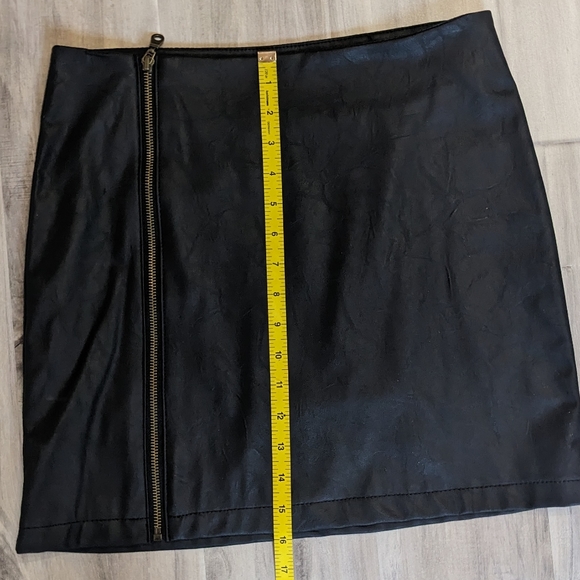 Suzy Shier Faux Vegan Leather Fleece Lined Zip Up Pencil Mini Skirt - Picture 2 of 5